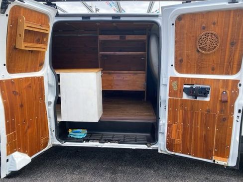 Used 2018 Chevrolet Express 2500 RWD image 33