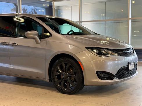Used 2019 Chrysler Pacifica Touring Plus w/ S Appearance Package image 5