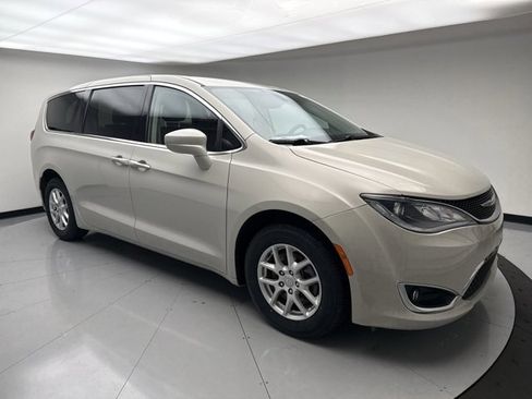 Used 2020 Chrysler Pacifica Touring image 7