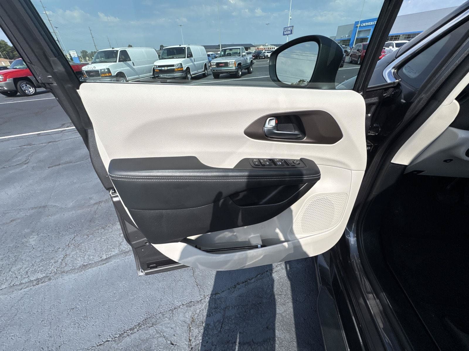 Used 2022 Chrysler Voyager LX FWD image 7