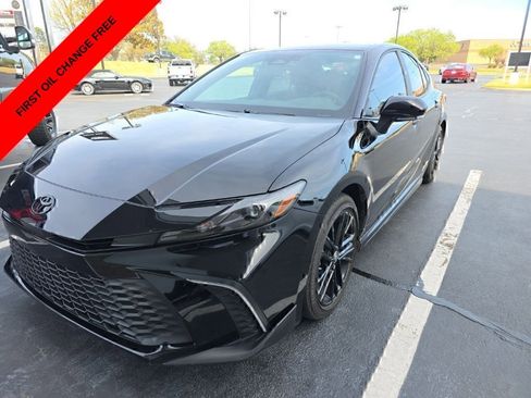 Used 2025 Toyota Camry SE w/ Convenience Package image 1