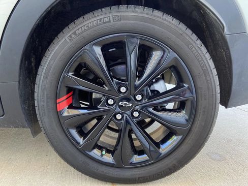 Used 2023 Chevrolet Bolt EUV Premier w/ Sun & Sound Package FWD image 8