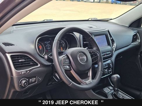 Used 2019 Jeep Cherokee Latitude Plus w/ Comfort/Convenience Group FWD image 13