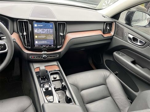 Used 2023 Volvo XC60 B5 Plus image 15