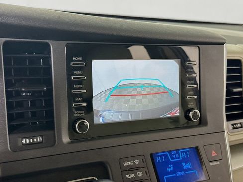 Certified 2019 Toyota Sienna L image 18