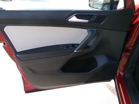 Used 2018 Volkswagen Tiguan SE image 11