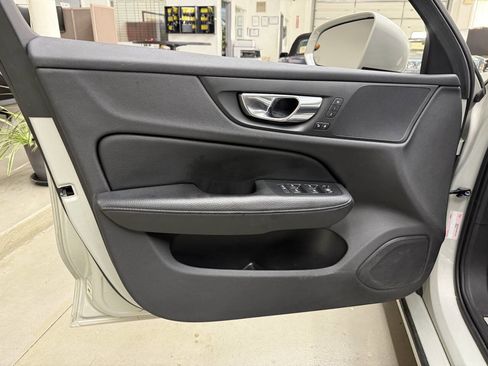 Used 2020 Volvo V60 T5 Momentum FWD image 10