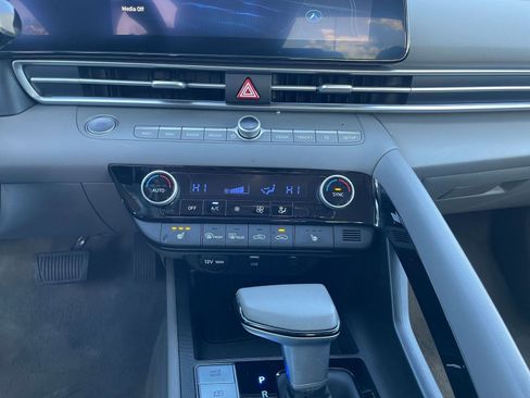 Used 2025 Hyundai Elantra SEL image 17