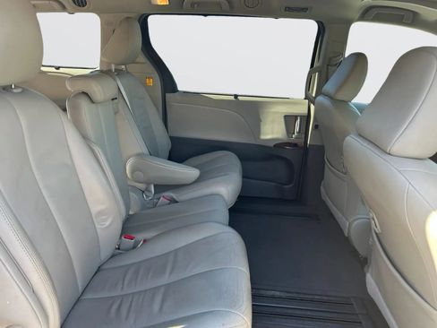 Used 2013 Toyota Sienna XLE w/ Entertainment Pkg FWD image 11