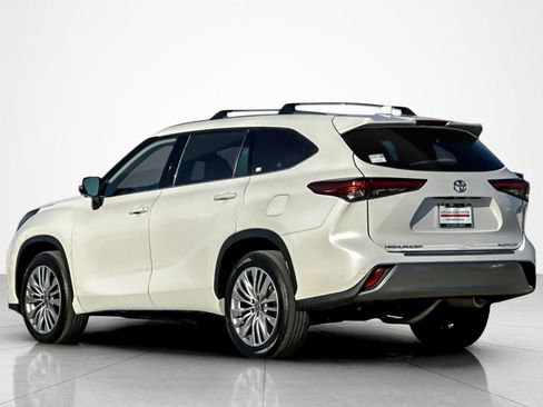 Used 2023 Toyota Highlander Platinum image 3