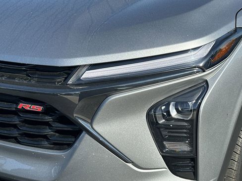 Used 2024 Chevrolet Trax RS w/ Sunroof Package image 11