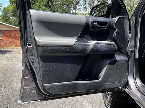 Used 2022 Toyota Tacoma SR5 AWD/4WD image 17