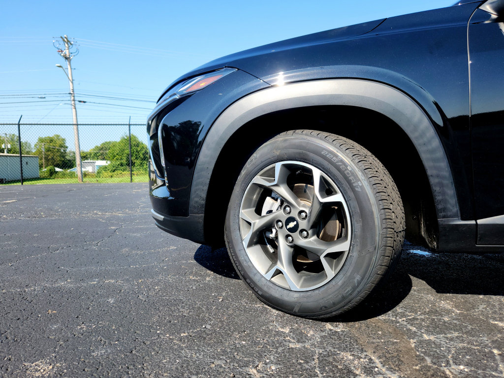 Used 2024 Chevrolet Trax LT w/ Sunroof Package FWD image 13