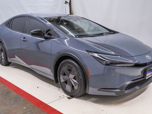 Used 2024 Toyota Prius LE FWD image 5