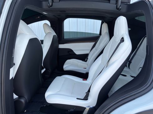 Used 2022 Tesla Model X image 46