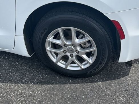 Used 2023 Chrysler Pacifica Touring-L image 8