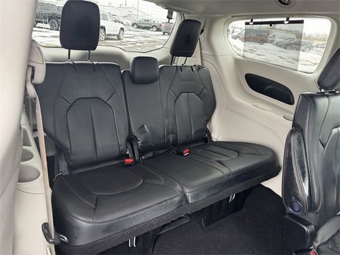 Certified 2019 Chrysler Pacifica Touring-L image 17