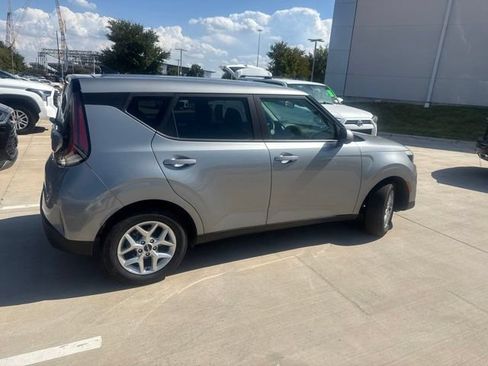 Used 2025 Kia Soul LX w/ LX Technology Package FWD image 3