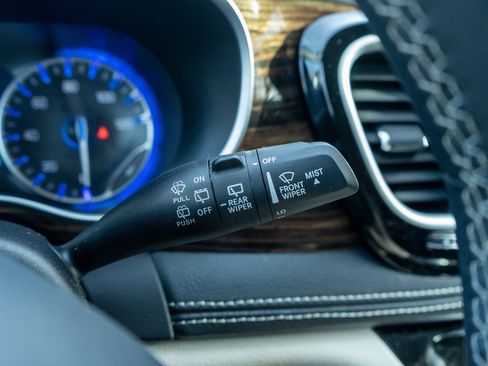 Used 2024 Chrysler Pacifica Limited image 27