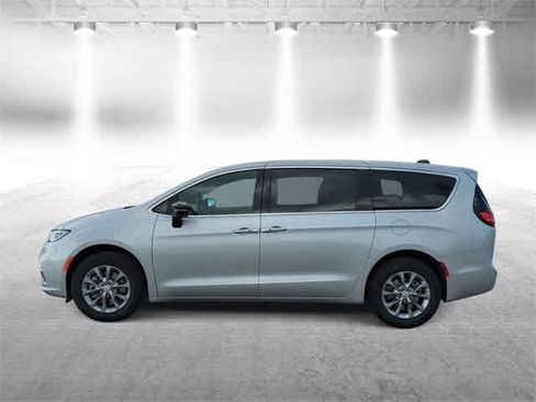 New 2026 Chrysler Pacifica Select image 5