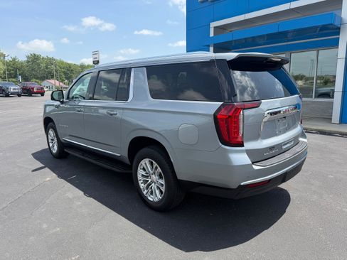 Used 2024 GMC Yukon XL SLT w/ SLT Premium Package AWD/4WD image 3