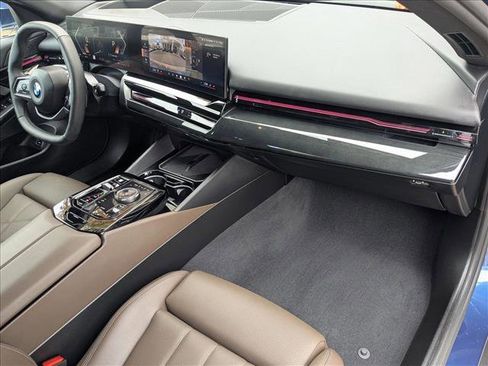 Used 2025 BMW 530i w/ Premium Package image 22