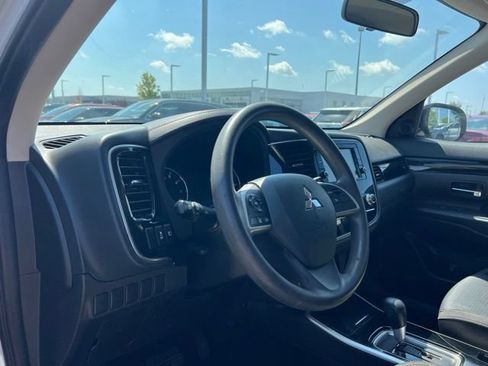 Used 2020 Mitsubishi Outlander ES FWD image 9