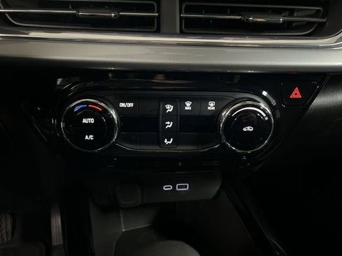 Certified 2025 Chevrolet Trax LT image 17