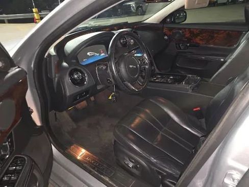 Used 2015 Jaguar XJ image 10