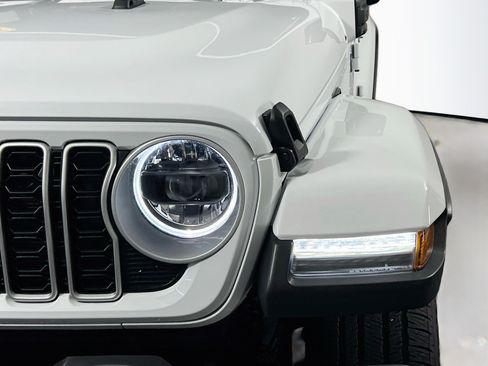 Used 2025 Jeep Wrangler Unlimited Sahara AWD/4WD image 11
