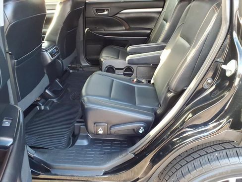 Used 2017 Toyota Highlander XLE image 14