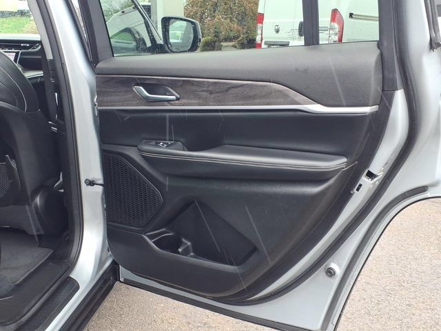 Used 2023 Jeep Grand Cherokee L Limited AWD/4WD image 11