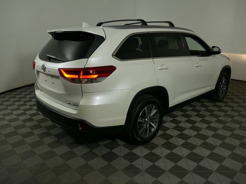 Used 2019 Toyota Highlander XLE AWD/4WD image 3