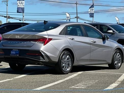 Certified 2025 Hyundai Elantra Hybrid FWD image 5