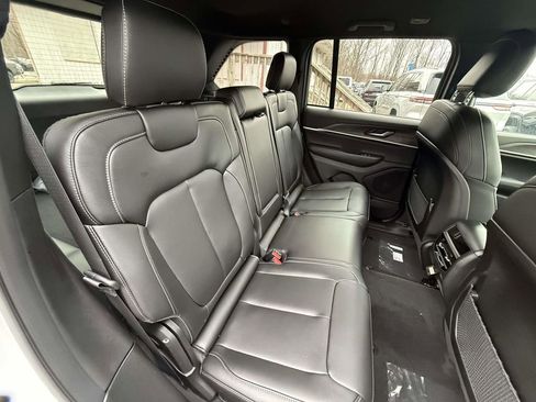 New 2025 Jeep Grand Cherokee Limited w/ Black Appearance Package AWD/4WD image 10