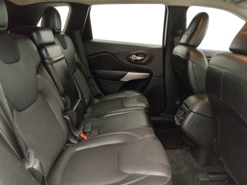 Used 2018 Jeep Cherokee Latitude Plus w/ Comfort/Convenience Group image 19