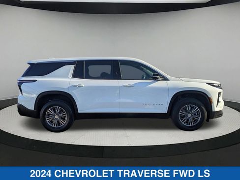 Used 2024 Chevrolet Traverse LS image 2