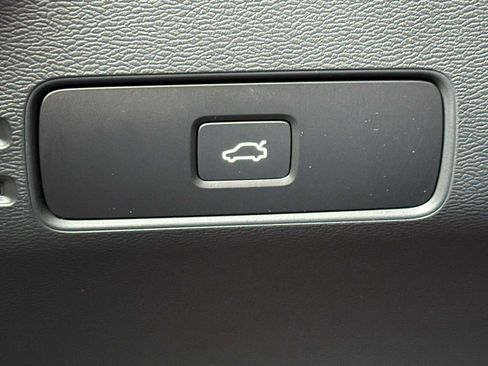 Used 2025 Volvo XC40 B5 Ultra w/ Climate Package image 32