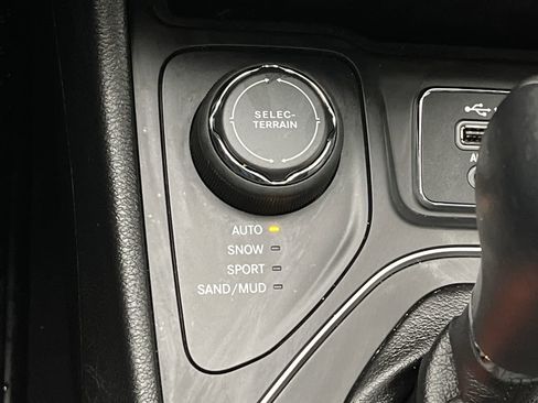 Used 2022 Jeep Cherokee Latitude w/ Sun & Sound Group image 15