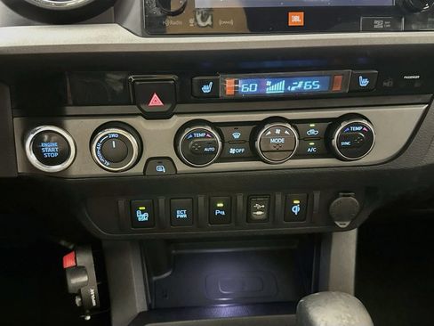 Used 2017 Toyota Tacoma TRD Sport AWD/4WD image 18