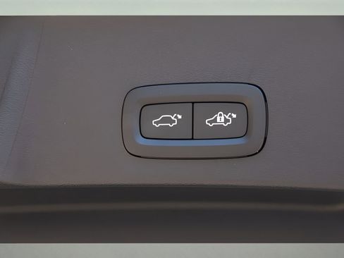 Certified 2025 Volvo XC40 B5 Plus w/ Protection Package Premier image 24