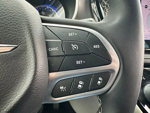 Used 2022 Chrysler Pacifica Touring-L FWD image 27