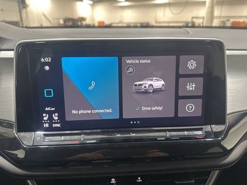 Used 2025 Volkswagen Atlas Cross Sport SE image 31