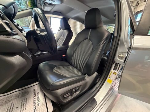Used 2020 Toyota Camry SE FWD image 7