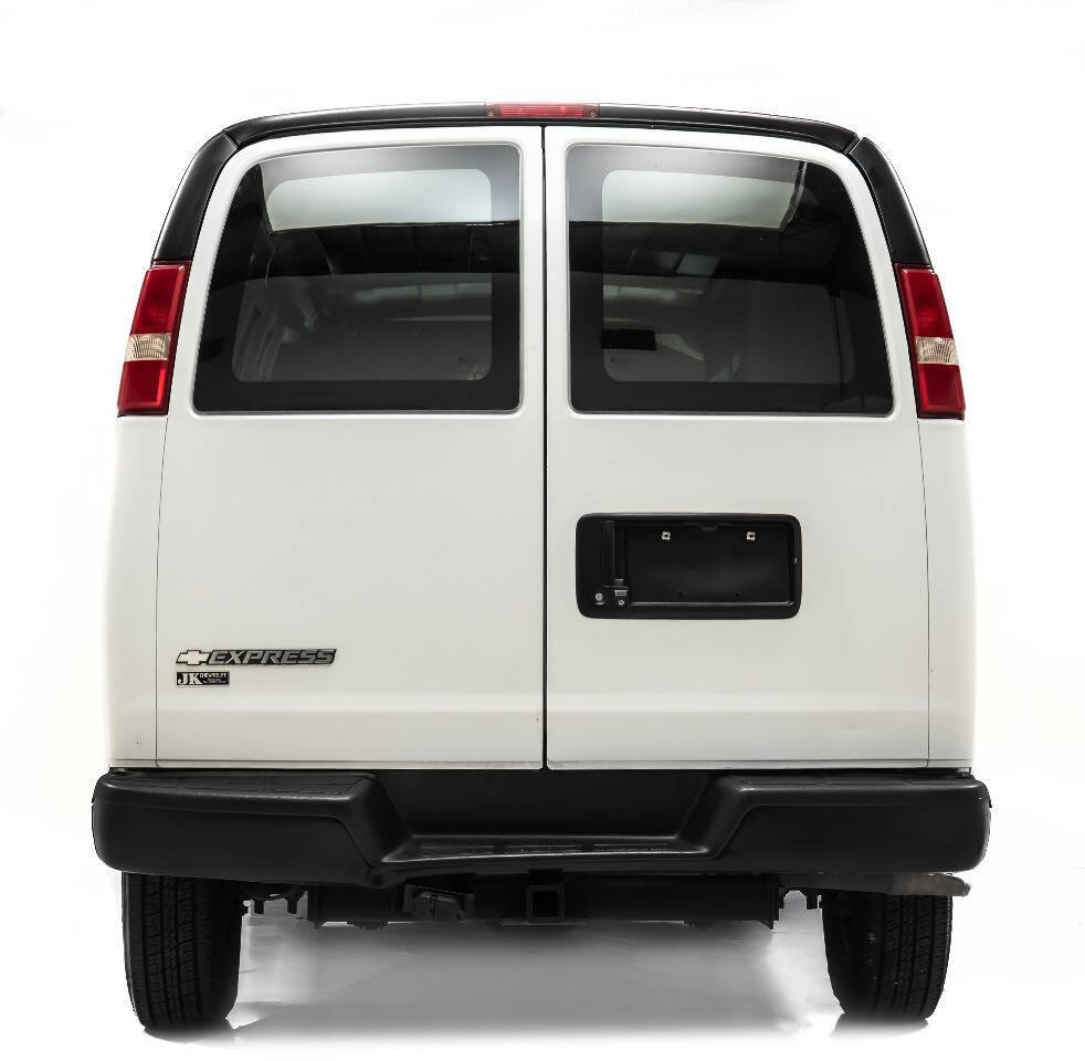 Used 2017 Chevrolet Express 2500 Extended RWD image 8