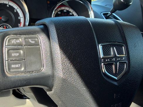 Used 2018 Dodge Grand Caravan SE w/ UConnect Hands-Free Group image 28