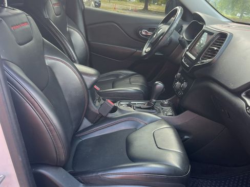Used 2019 Jeep Cherokee Trailhawk w/ Comfort/Convenience Group AWD/4WD image 3