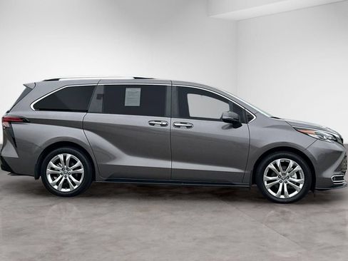 Used 2023 Toyota Sienna Platinum FWD image 7