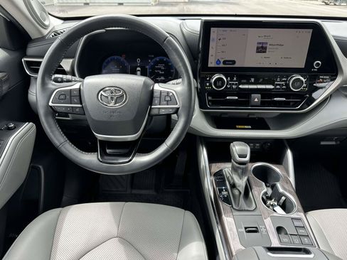 Used 2023 Toyota Highlander Limited FWD image 11