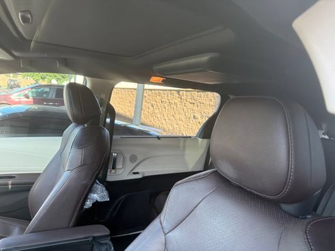Certified 2023 Toyota Sienna Platinum FWD image 7